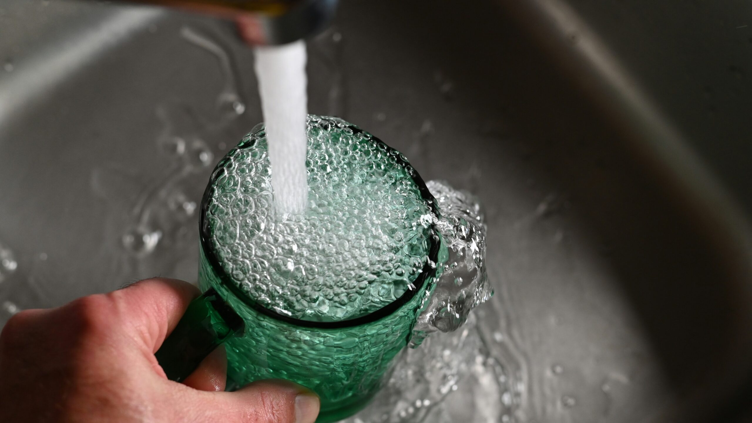 Glas mit klarem Wasser im Badezimmer