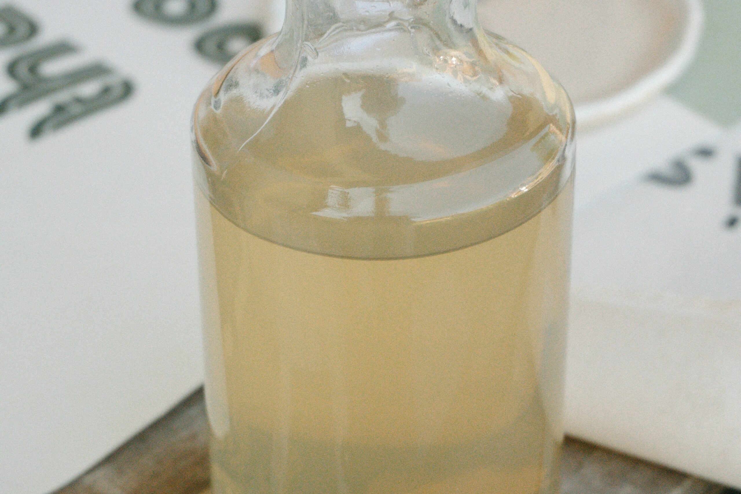 Essigflasche auf einer Küchenoberfläche
