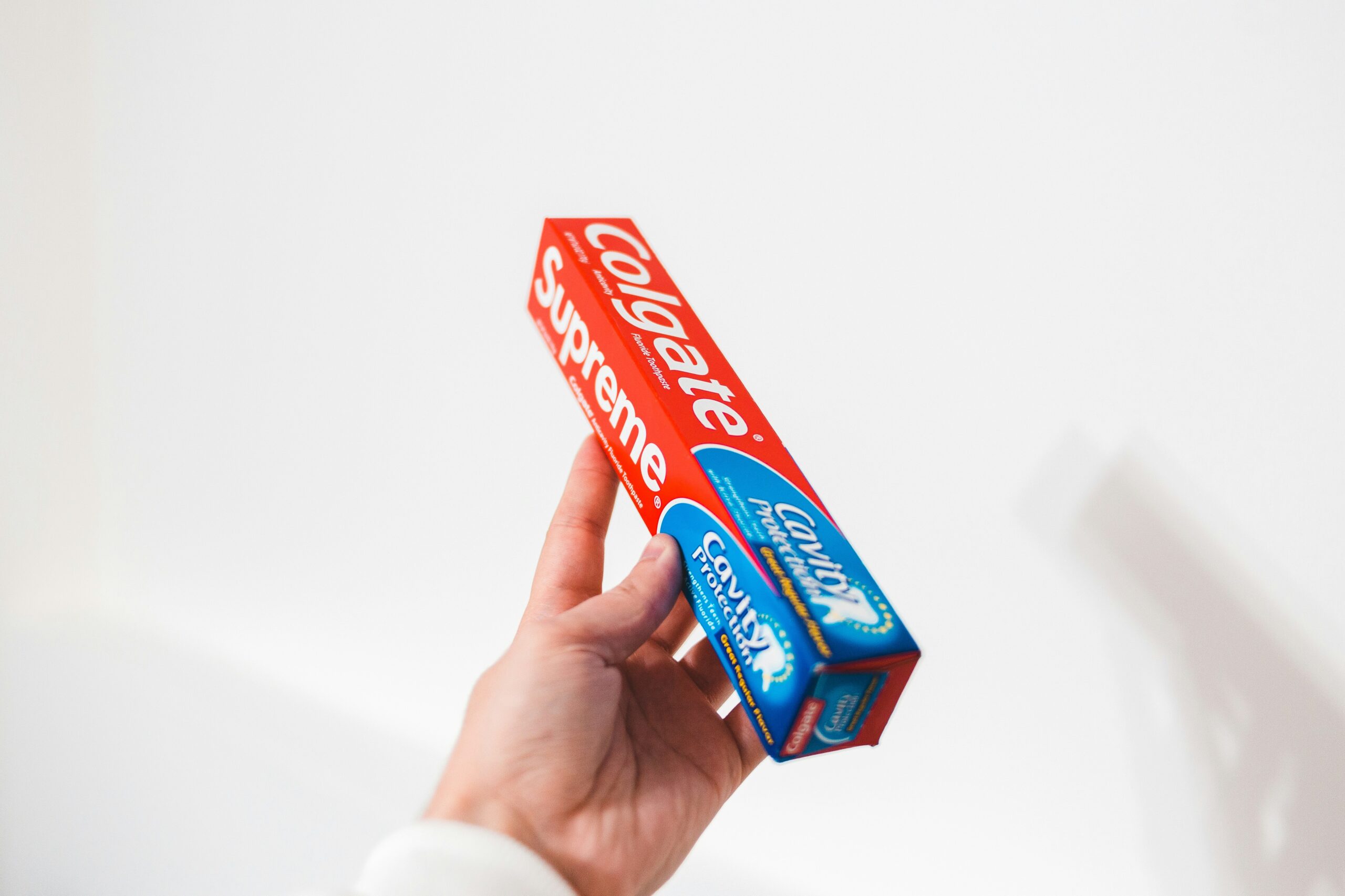 Zahnpasta auf einer Zahnbürste im Badezimmer