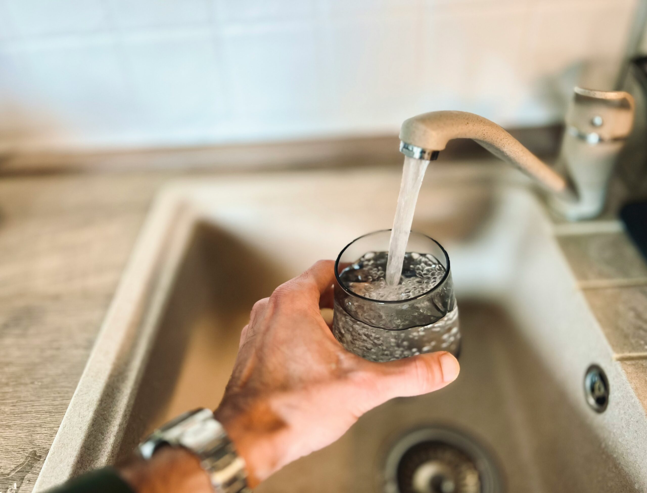 Zahnschiene wird unter fließendem Wasser gereinigt