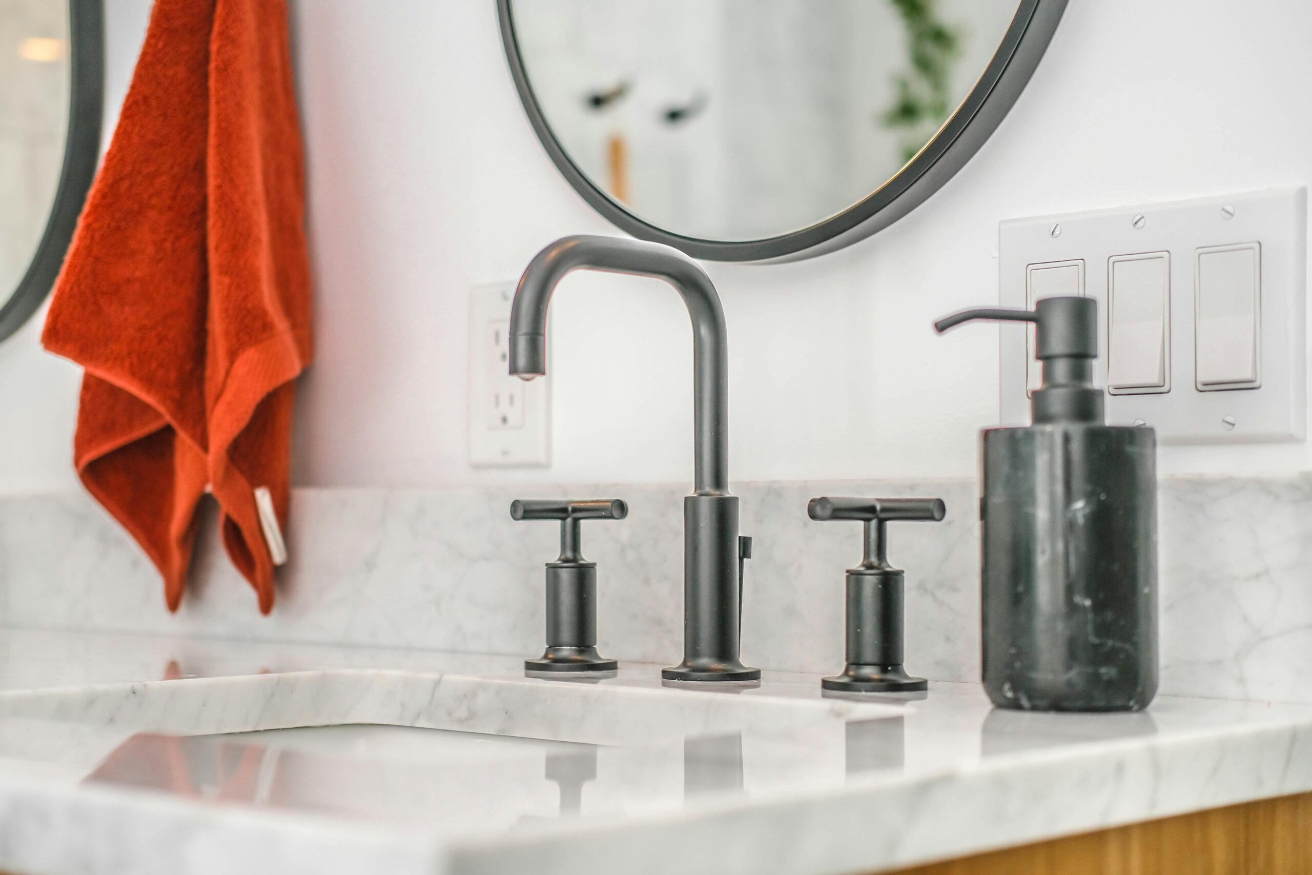 Seifenspender neben einem Waschbecken