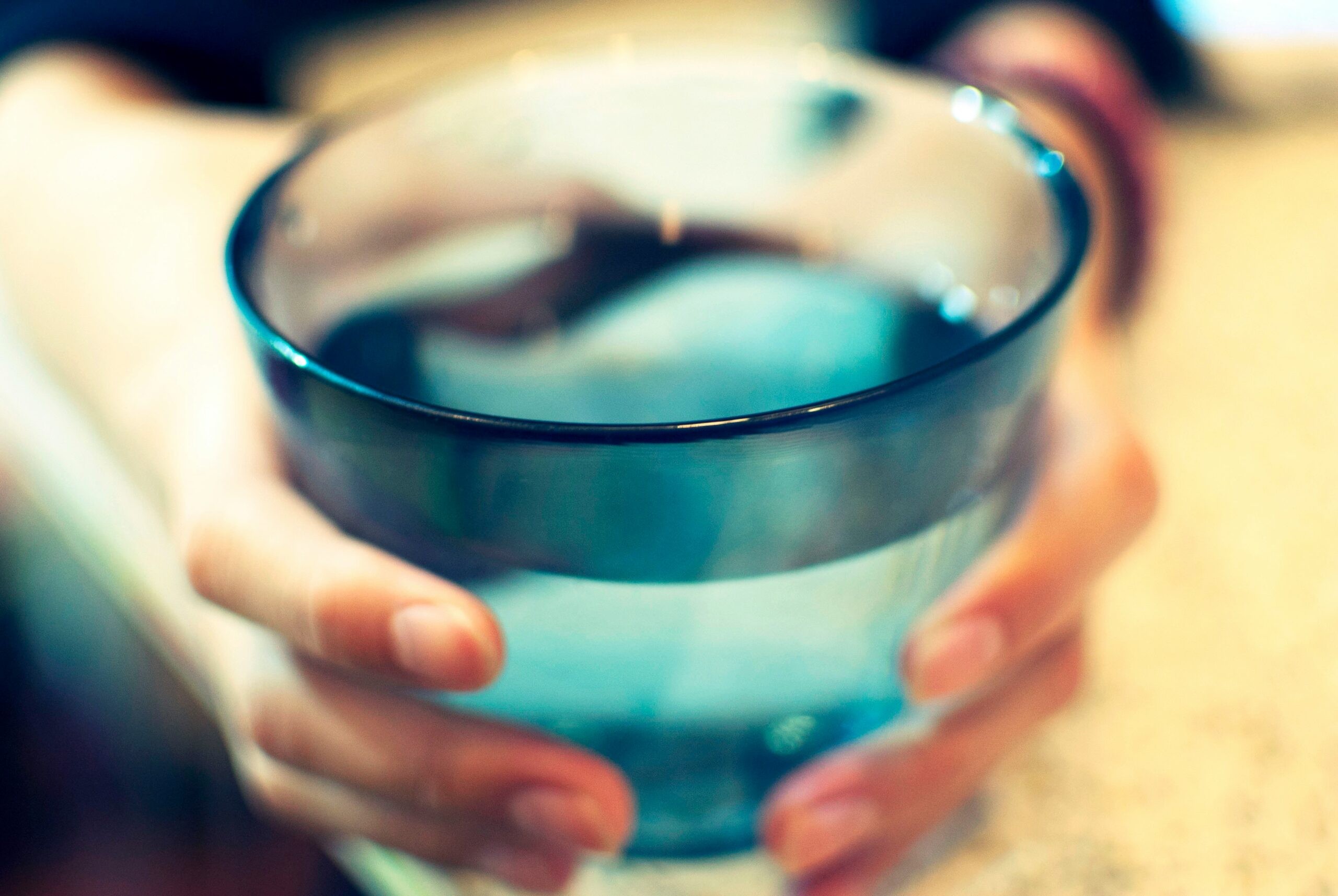 Blaue Brausetablette löst sich in einem Wasserglas auf